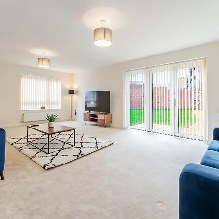 Spacious 4-bed Contractor In Stoke Gifford, Bristol, With Access To Parkway, Free Parking, And Wi-fi בריסטול