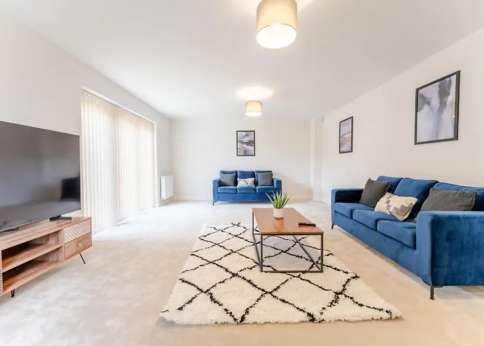 בית נופש Spacious 4-bed Contractor In Stoke Gifford, Bristol, With Access To Parkway, Free Parking, And Wi-fi *