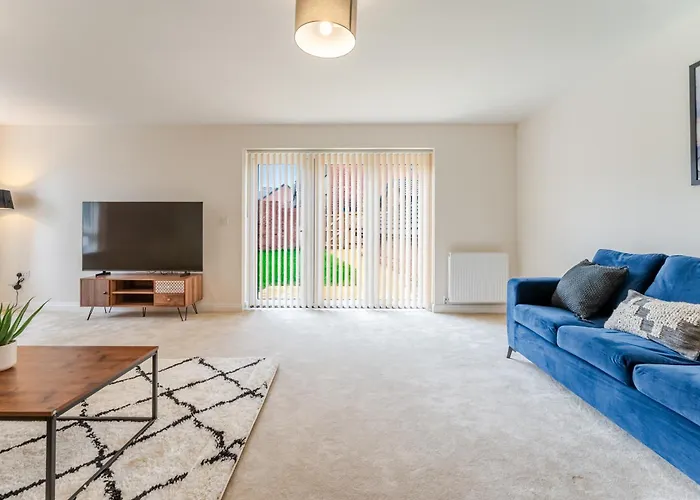 Spacious 4-bed Contractor In Stoke Gifford, Bristol, With Access To Parkway, Free Parking, And Wi-fi בית נופש