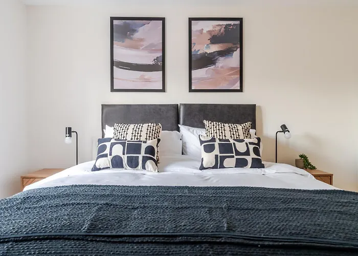 Spacious 4-bed Contractor In Stoke Gifford, Bristol, With Access To Parkway, Free Parking, And Wi-fi בריסטול