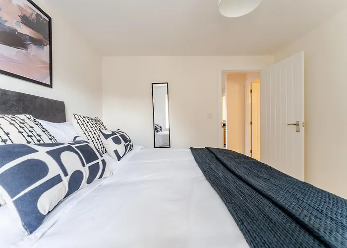 Spacious 4-bed Contractor In Stoke Gifford, Bristol, With Access To Parkway, Free Parking, And Wi-fi בריסטול