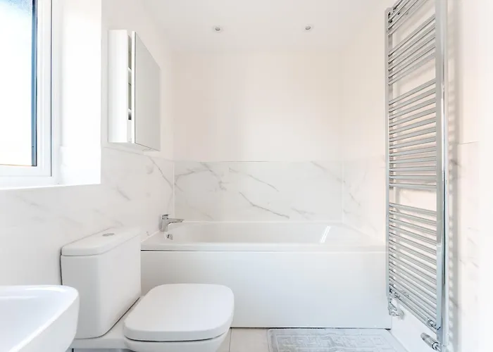 בית נופש Spacious 4-bed Contractor In Stoke Gifford, Bristol, With Access To Parkway, Free Parking, And Wi-fi בריסטול