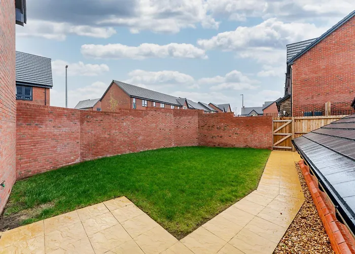 Spacious 4-bed Contractor In Stoke Gifford, Bristol, With Access To Parkway, Free Parking, And Wi-fi בריסטול