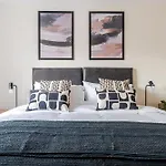 Spacious 4-bed Contractor In Stoke Gifford, Bristol, With Access To Parkway, Free Parking, And Wi-fi 브리스틀