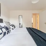 Spacious 4-bed Contractor In Stoke Gifford, Bristol, With Access To Parkway, Free Parking, And Wi-fi 브리스틀