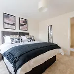 펜션 Spacious 4-bed Contractor In Stoke Gifford, Bristol, With Access To Parkway, Free Parking, And Wi-fi 브리스틀
