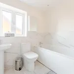 펜션 Spacious 4-bed Contractor In Stoke Gifford, Bristol, With Access To Parkway, Free Parking, And Wi-fi *
