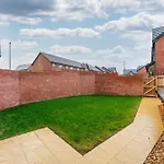 Spacious 4-bed Contractor In Stoke Gifford, Bristol, With Access To Parkway, Free Parking, And Wi-fi 브리스틀