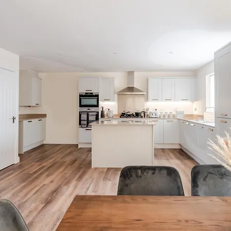 펜션 Spacious 4-bed Contractor In Stoke Gifford, Bristol, With Access To Parkway, Free Parking, And Wi-fi 브리스틀