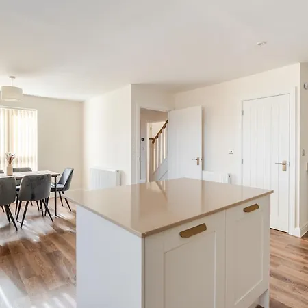 Spacious 4-bed Contractor In Stoke Gifford, Bristol, With Access To Parkway, Free Parking, And Wi-fi *