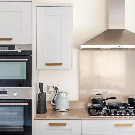 Spacious 4-bed Contractor In Stoke Gifford, Bristol, With Access To Parkway, Free Parking, And Wi-fi