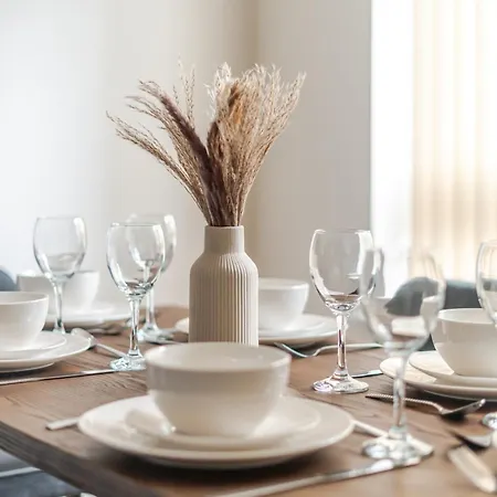 Spacious 4-bed Contractor In Stoke Gifford, Bristol, With Access To Parkway, Free Parking, And Wi-fi *