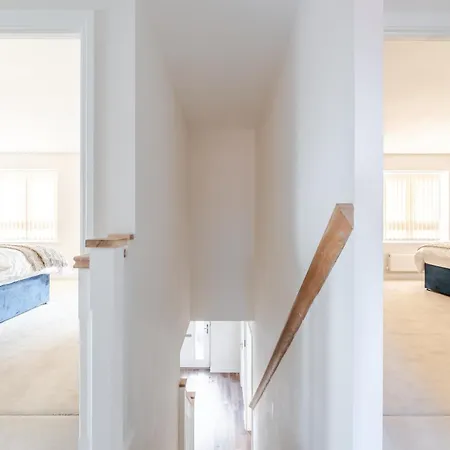 Vakantiehuis Spacious 4-bed Contractor In Stoke Gifford, Bristol, With Access To Parkway, Free Parking, And Wi-fi Bristol