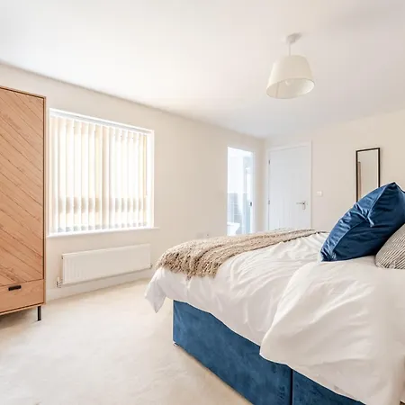 Vakantiehuis Spacious 4-bed Contractor In Stoke Gifford, Bristol, With Access To Parkway, Free Parking, And Wi-fi