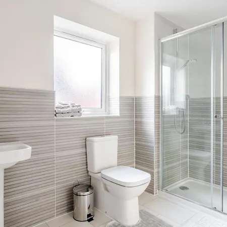 Spacious 4-bed Contractor In Stoke Gifford, Bristol, With Access To Parkway, Free Parking, And Wi-fi Casa de Férias *