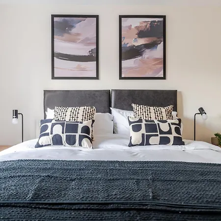 Spacious 4-bed Contractor In Stoke Gifford, Bristol, With Access To Parkway, Free Parking, And Wi-fi Bristol