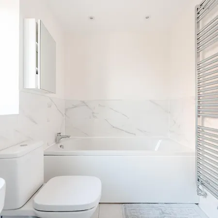 Vakantiehuis Spacious 4-bed Contractor In Stoke Gifford, Bristol, With Access To Parkway, Free Parking, And Wi-fi Bristol