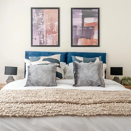 度假居 Spacious 4-bed Contractor In Stoke Gifford, Bristol, With Access To Parkway, Free Parking, And Wi-fi 布里斯托