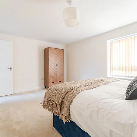 Spacious 4-bed Contractor In Stoke Gifford, Bristol, With Access To Parkway, Free Parking, And Wi-fi Hébergement de vacances Bristol