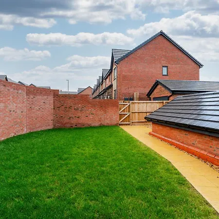 Spacious 4-bed Contractor In Stoke Gifford, Bristol, With Access To Parkway, Free Parking, And Wi-fi * Bristol