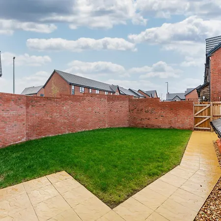 Spacious 4-bed Contractor In Stoke Gifford, Bristol, With Access To Parkway, Free Parking, And Wi-fi 布里斯托
