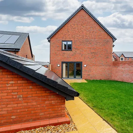 Spacious 4-bed Contractor In Stoke Gifford, Bristol, With Access To Parkway, Free Parking, And Wi-fi