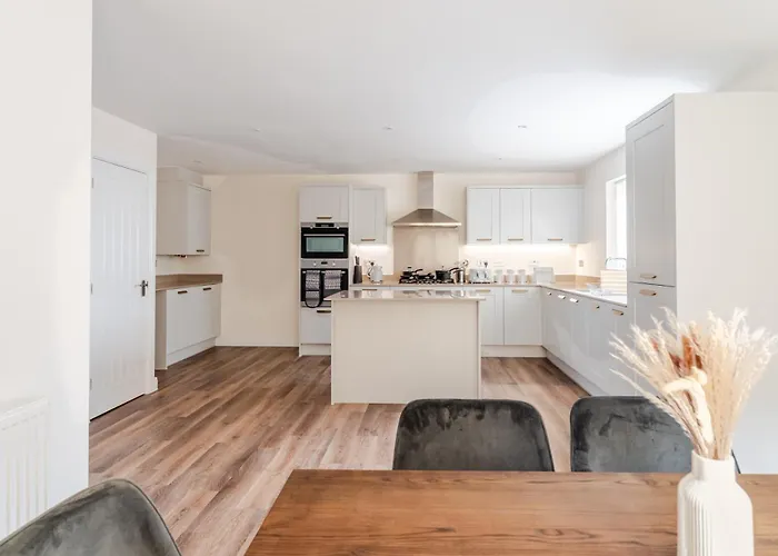 Tatil Evi Spacious 4-bed Contractor In Stoke Gifford, Bristol, With Access To Parkway, Free Parking, And Wi-fi Bristol