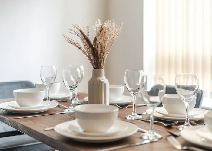 Spacious 4-bed Contractor In Stoke Gifford, Bristol, With Access To Parkway, Free Parking, And Wi-fi *