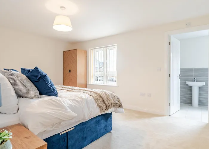 Spacious 4-bed Contractor In Stoke Gifford, Bristol, With Access To Parkway, Free Parking, And Wi-fi