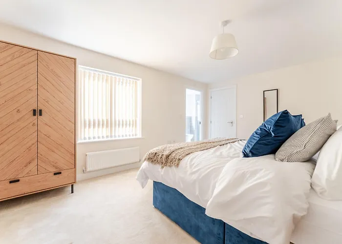 펜션 Spacious 4-bed Contractor In Stoke Gifford, Bristol, With Access To Parkway, Free Parking, And Wi-fi