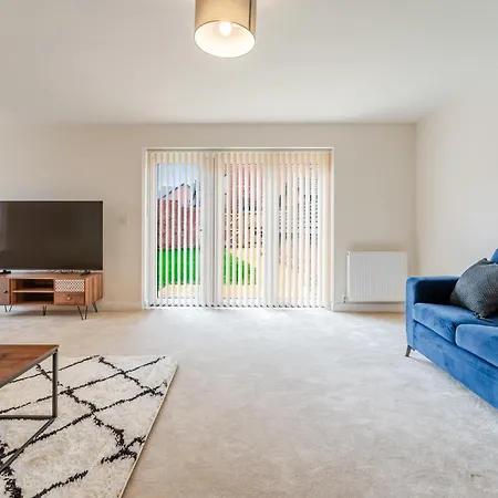 Spacious 4-bed Contractor In Stoke Gifford, Bristol, With Access To Parkway, Free Parking, And Wi-fi Ferienhaus