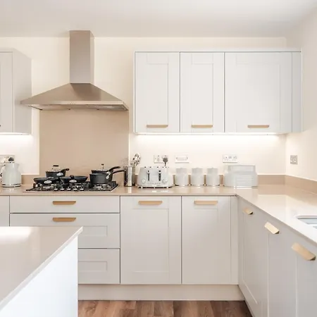 Spacious 4-bed Contractor In Stoke Gifford, Bristol, With Access To Parkway, Free Parking, And Wi-fi