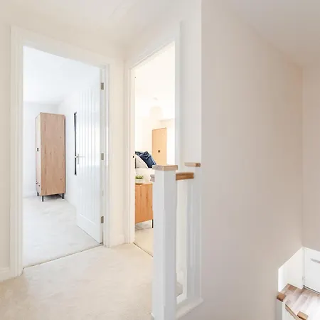 Spacious 4-bed Contractor In Stoke Gifford, Bristol, With Access To Parkway, Free Parking, And Wi-fi Bristol