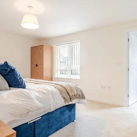 Spacious 4-bed Contractor In Stoke Gifford, Bristol, With Access To Parkway, Free Parking, And Wi-fi