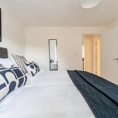 Spacious 4-bed Contractor In Stoke Gifford, Bristol, With Access To Parkway, Free Parking, And Wi-fi Bristol