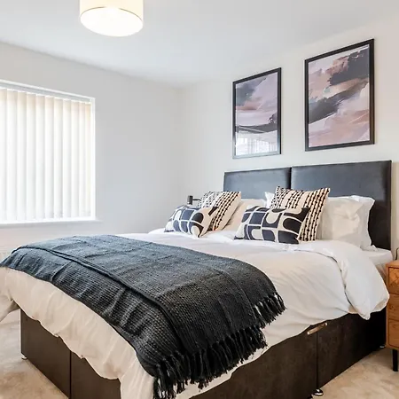 Spacious 4-bed Contractor In Stoke Gifford, Bristol, With Access To Parkway, Free Parking, And Wi-fi