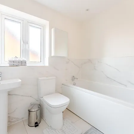 Holiday home Spacious 4-bed Contractor In Stoke Gifford, Bristol, With Access To Parkway, Free Parking, And Wi-fi *