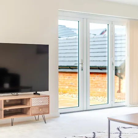 Spacious 4-bed Contractor In Stoke Gifford, Bristol, With Access To Parkway, Free Parking, And Wi-fi