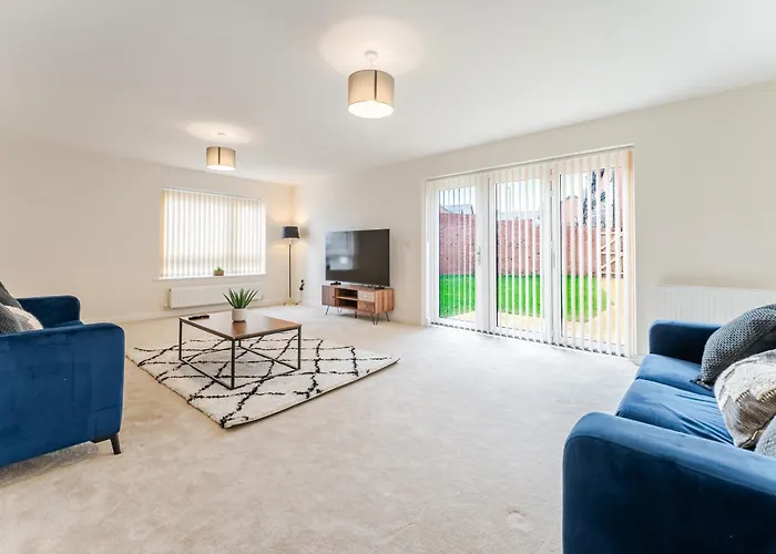 Spacious 4-bed Contractor In Stoke Gifford, Bristol, With Access To Parkway, Free Parking, And Wi-fi Bristol