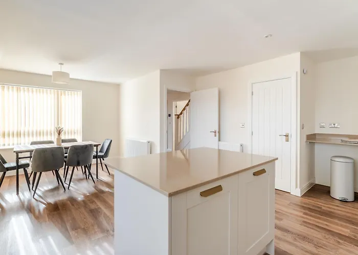 Spacious 4-bed Contractor In Stoke Gifford, Bristol, With Access To Parkway, Free Parking, And Wi-fi *