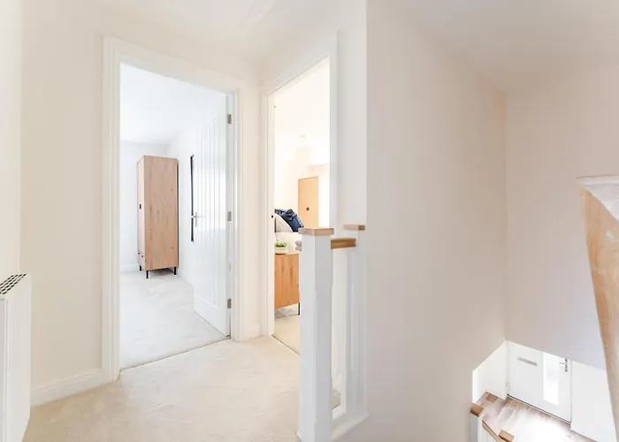 Spacious 4-bed Contractor In Stoke Gifford, Bristol, With Access To Parkway, Free Parking, And Wi-fi Bristol