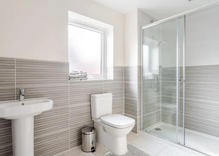 Spacious 4-bed Contractor In Stoke Gifford, Bristol, With Access To Parkway, Free Parking, And Wi-fi Casa vacanze *