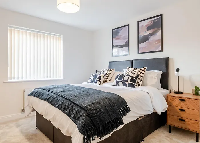 Spacious 4-bed Contractor In Stoke Gifford, Bristol, With Access To Parkway, Free Parking, And Wi-fi