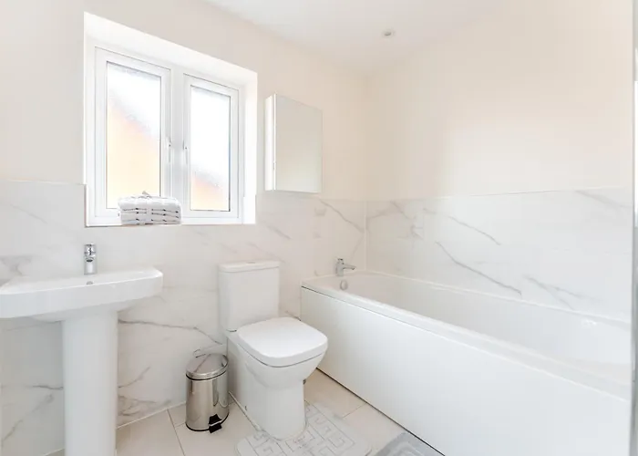 Casa vacanze Spacious 4-bed Contractor In Stoke Gifford, Bristol, With Access To Parkway, Free Parking, And Wi-fi *