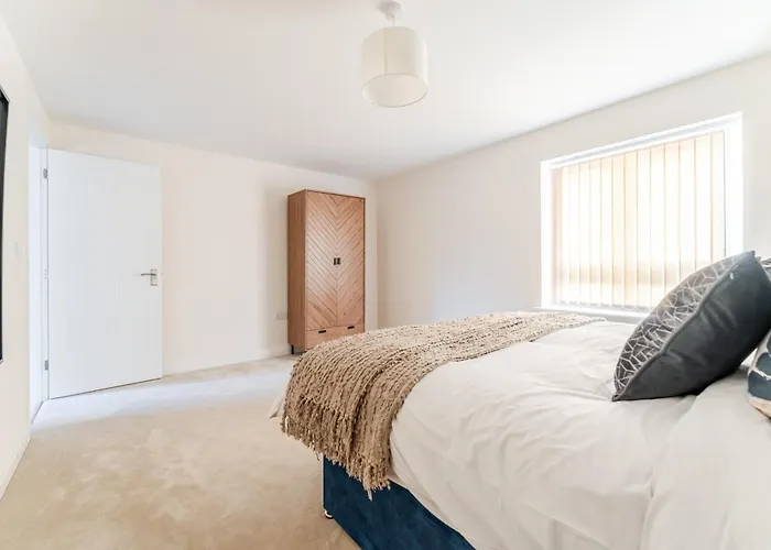 Spacious 4-bed Contractor In Stoke Gifford, Bristol, With Access To Parkway, Free Parking, And Wi-fi Casa vacanze Bristol