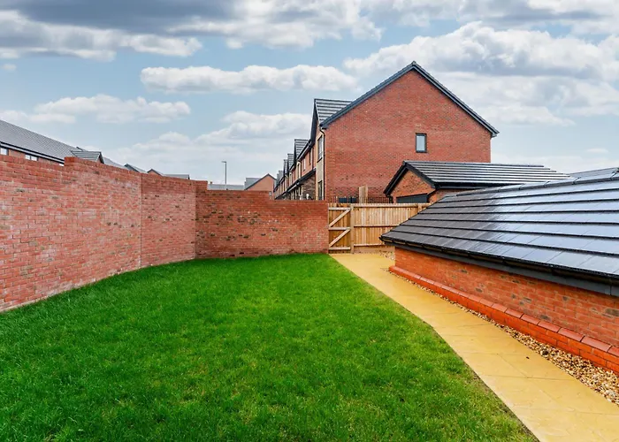 Spacious 4-bed Contractor In Stoke Gifford, Bristol, With Access To Parkway, Free Parking, And Wi-fi * Bristol